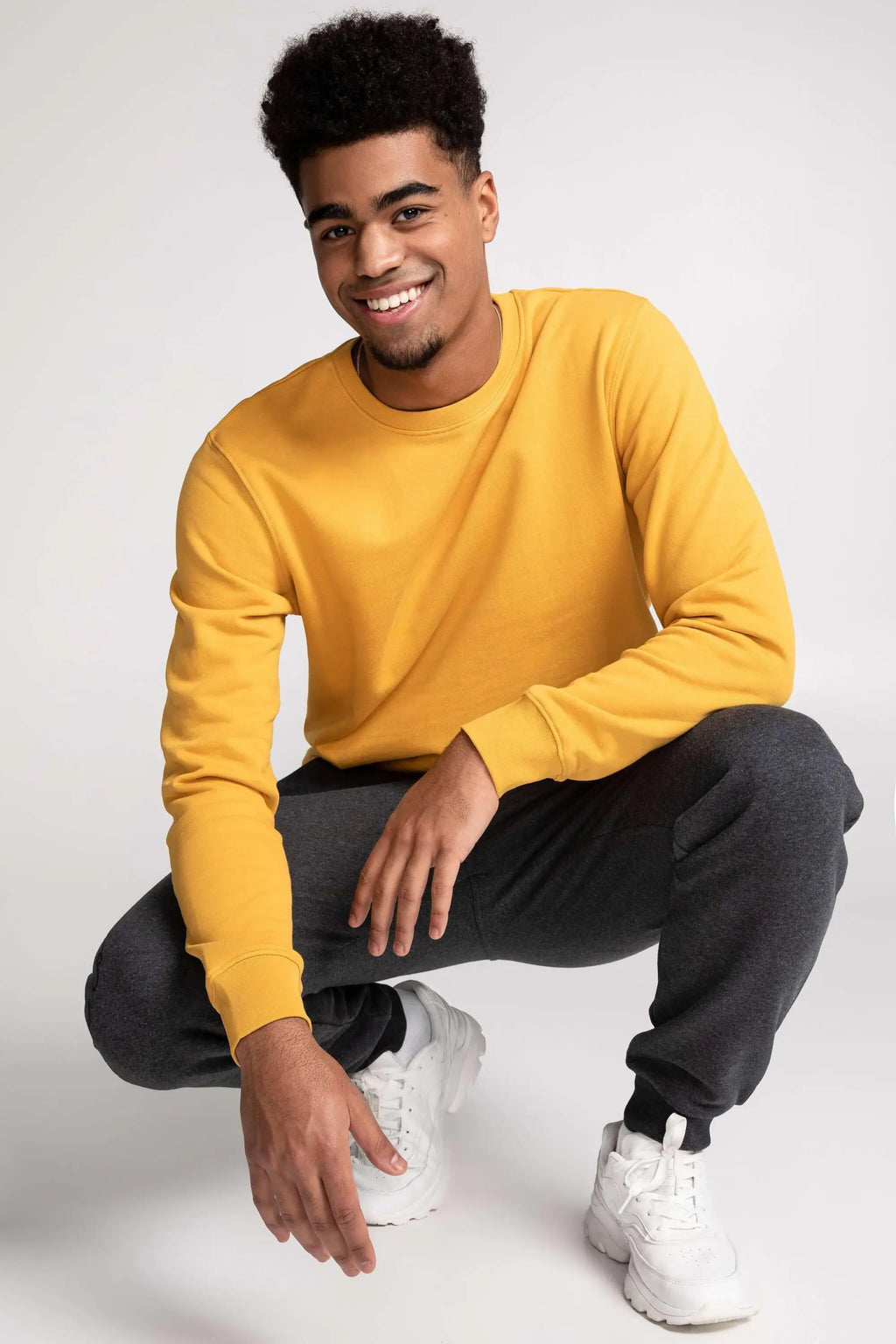 Chandail Unisexe Coton Ouaté Doux Col Rond Uni Confort Optimal Style Intemporel Sans Logo