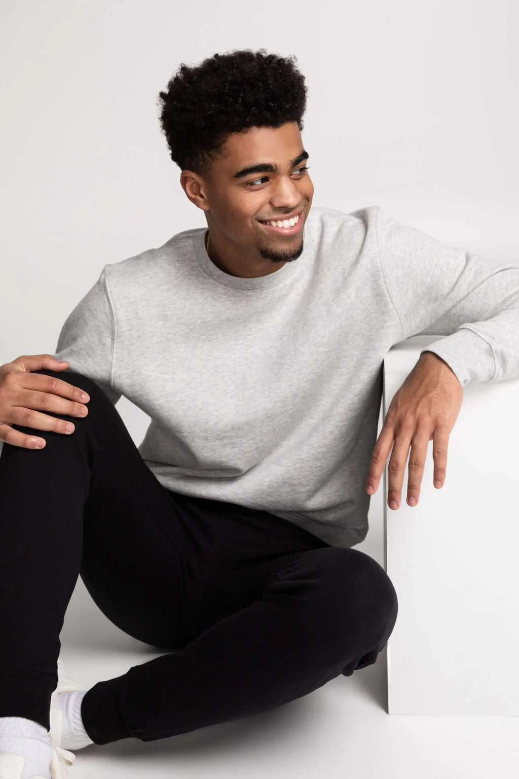 Chandail Unisexe Coton Ouaté Doux Col Rond Uni Confort Optimal Style Intemporel Sans Logo